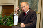 (C) fotodienst.at /Anna Rauchenberger  - Wien, 01.06.2011 –  Heute lud das Wirtschaftsforum der Führungskräfte (WdF) zur Generalversammlung ins Haus der Industrie. Im Rahmen der Veranstaltung wurden die Agenden des scheidenden Vorsitzenden an den neuen Vorsitzenden übergeben. Das WdF wurde 1979 gegründet und vertritt die Anliegen der österreichischen Führungskräfte, unter anderem als Vertreter im eurpäischen Dachverband Confédération Européenne des Cadres (CEC). Dem unabhängigen Verein gehören bundesweit knapp 2800 ManagerInnen an. FOTO: Dr. Rudolf Taschner, Mathematiker, Wissenschafter, Autor