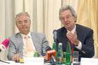 Pressegespräch über die Generalsanierung des Theaters und deren Finanzierung. Foto: v.l. DI Peter Pühringer (Palais Coburg GmbH), Dr. Wolfgang Feuchtmüller ( Bank Austria Creditanstalt)                               