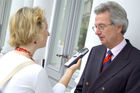 Pressegespräch über die Generalsanierung des Theaters und deren Finanzierung. Foto: Dr. Wolfgang Feuchtmüller ( Bank Austria Creditanstalt) beim Interview                               