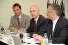 Im Oktober nimmt das erste MIC in Österreich seinen Betrieb auf.
Thomas Lutz (Pressesprecher Microsoft); Harald Leitenmüller (Innovationssprecher, Mitglied der GL); Andreas Schabus (Academic Relations Manager)
©fotodienst/Nadine Bargad