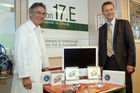 Das weltbekannte österreichische Unternehmen AKG Acoustics überreicht der Kinderchirurgie Station 17e des AKH einen Imac und Ipods mit Kopfhörern, um den Kindern die Zeit etwas zu erleichtern.Foto v.li: Univ.Prof.Dr.Ernst Horcher (AKH Kinderchirurgie); Stefan Gubi(Geschäftsführer AKG)©fotodienst/Nadine Bargad