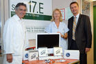 Das weltbekannte österreichische Unternehmen AKG Acoustics überreicht der Kinderchirurgie Station 17e des AKH einen Imac und Ipods mit Kopfhörern, um den Kindern die Zeit etwas zu erleichtern.Foto v.li: Univ.Prof.Dr.Ernst Horcher (AKH Kinderchirurgie); Stefan Gubi(Geschäftsführer AKG)©fotodienst/Nadine Bargad
