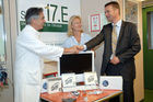 Das weltbekannte österreichische Unternehmen AKG Acoustics überreicht der Kinderchirurgie Station 17e des AKH einen Imac und Ipods mit Kopfhörern, um den Kindern die Zeit etwas zu erleichtern.Foto v.li: Univ.Prof.Dr.Ernst Horcher (AKH Kinderchirurgie); Stefan Gubi(Geschäftsführer AKG)©fotodienst/Nadine Bargad