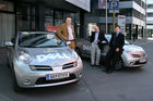 (C) Anna Rauchenberger - Wien 01.06.2007 - Microsoft übergibt DELL feierlich die Schlüssel zu den zwei brandneuen Nissan Micra C+C. FOTO v.l.:  Thomas Hillebrand (Dell Managing Director Austria), Werner Höllrigl (Leiter des Bereichs OEM bei Microsoft und Mitglied der Geschäftsleitung), Veit Dengler (General Manager von DELL Central European Region).