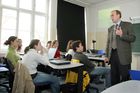 (C) fotodienst/Anna Rauchenberger - Wien 09.03.2007  - Herbert Schweiger, GF Microsoft Österreich, erklärt Schülern der VBS Mödling, worauf es in der Wirtschaft ankommt und was zählt.