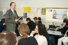 (C) fotodienst/Anna Rauchenberger - Wien 09.03.2007  - Herbert Schweiger, GF Microsoft Österreich, erklärt Schülern der VBS Mödling, worauf es in der Wirtschaft ankommt und was zählt.