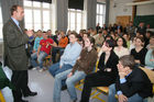 (C) fotodienst/Anna Rauchenberger - Wien 09.03.2007  - Herbert Schweiger, GF Microsoft Österreich, erklärt Schülern der VBS Mödling, worauf es in der Wirtschaft ankommt und was zählt.