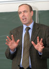 (C) fotodienst/Anna Rauchenberger - Wien 09.03.2007  - Herbert Schweiger, GF Microsoft Österreich, erklärt Schülern der VBS Mödling, worauf es in der Wirtschaft ankommt und was zählt.