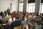 (C) fotodienst/Anna Rauchenberger - Wien 09.03.2007  - Herbert Schweiger, GF Microsoft Österreich, erklärt Schülern der VBS Mödling, worauf es in der Wirtschaft ankommt und was zählt.