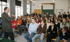 (C) fotodienst/Anna Rauchenberger - Wien 09.03.2007  - Herbert Schweiger, GF Microsoft Österreich, erklärt Schülern der VBS Mödling, worauf es in der Wirtschaft ankommt und was zählt.