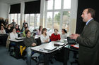 (C) fotodienst/Anna Rauchenberger - Wien 09.03.2007  - Herbert Schweiger, GF Microsoft Österreich, erklärt Schülern der VBS Mödling, worauf es in der Wirtschaft ankommt und was zählt.