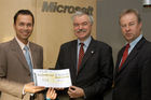 (C)fotodienst/Mag. Daniel Katzinger - Wien 27.02.2007Microsoft Österreich: Spendencheck-Übergabe an die Österreichische Computer Gesellschaft (OCG) Foto v.l.: Thomas Lutz (Unternehmenssprecher Microsoft Österreich), Univ.-Prof. Dr. Gerald Futschek (Präsident der Österreichischen Computergesellschaft),  Dr. Robert Kristöfl  (bmbwk)