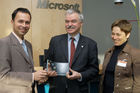 (C)fotodienst/Mag. Daniel Katzinger - Wien 27.02.2007Microsoft Österreich: Spendencheck-Übergabe an die Österreichische Computer Gesellschaft (OCG) Foto v.l.: Thomas Lutz (Unternehmenssprecher Microsoft Österreich), Univ.-Prof. Dr. Gerald Futschek (Präsident der Österreichischen Computergesellschaft) und Team