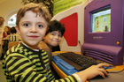 (C) fotodienst/Anna Rauchenberger - Wien 13.12.2006  - Partnerschaft der Wiener Kinderfreunde mit Microsoft Österreich: Der Umgang mit PC und Internet wird sicher und 'kinderleicht'. FOTO: Für Kindergartenkinder und 'Taferlklassler' bietet die Bildungsinitiative 'Schlaumäuse - Kinder entdecken Sprache' erste erfolgreiche Gehversuche mit dem Computer.