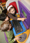 (C) fotodienst/Anna Rauchenberger - Wien 13.12.2006  - Partnerschaft der Wiener Kinderfreunde mit Microsoft Österreich: Der Umgang mit PC und Internet wird sicher und 'kinderleicht'. FOTO: Für Kindergartenkinder und 'Taferlklassler' bietet die Bildungsinitiative 'Schlaumäuse - Kinder entdecken Sprache' erste erfolgreiche Gehversuche mit dem Computer.