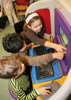 (C) fotodienst/Anna Rauchenberger - Wien 13.12.2006  - Partnerschaft der Wiener Kinderfreunde mit Microsoft Österreich: Der Umgang mit PC und Internet wird sicher und 'kinderleicht'. FOTO: Für Kindergartenkinder und 'Taferlklassler' bietet die Bildungsinitiative 'Schlaumäuse - Kinder entdecken Sprache' erste erfolgreiche Gehversuche mit dem Computer.