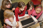 (C) fotodienst/Anna Rauchenberger - Wien 13.12.2006  - Partnerschaft der Wiener Kinderfreunde mit Microsoft Österreich: Der Umgang mit PC und Internet wird sicher und 'kinderleicht'. FOTO: Für Kindergartenkinder und 'Taferlklassler' bietet die Bildungsinitiative 'Schlaumäuse - Kinder entdecken Sprache' erste erfolgreiche Gehversuche mit dem Computer.