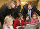 (C) fotodienst/Anna Rauchenberger - Wien 13.12.2006  - Partnerschaft der Wiener Kinderfreunde mit Microsoft Österreich: Der Umgang mit PC und Internet wird sicher und 'kinderleicht'. FOTO: Für Kindergartenkinder und 'Taferlklassler' bietet die Bildungsinitiative 'Schlaumäuse - Kinder entdecken Sprache' erste erfolgreiche Gehversuche mit dem Computer. Rechts hinten: Christian Morawek (GF der Wiener Kinderfreunde).