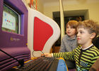 (C) fotodienst/Anna Rauchenberger - Wien 13.12.2006  - Partnerschaft der Wiener Kinderfreunde mit Microsoft Österreich: Der Umgang mit PC und Internet wird sicher und 'kinderleicht'. FOTO: Für Kindergartenkinder und 'Taferlklassler' bietet die Bildungsinitiative 'Schlaumäuse - Kinder entdecken Sprache' erste erfolgreiche Gehversuche mit dem Computer.