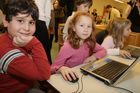 (C) fotodienst/Anna Rauchenberger - Wien 13.12.2006  - Partnerschaft der Wiener Kinderfreunde mit Microsoft Österreich: Der Umgang mit PC und Internet wird sicher und 'kinderleicht'. FOTO: Für Kindergartenkinder und 'Taferlklassler' bietet die Bildungsinitiative 'Schlaumäuse - Kinder entdecken Sprache' erste erfolgreiche Gehversuche mit dem Computer.