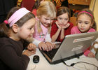 (C) fotodienst/Anna Rauchenberger - Wien 13.12.2006  - Partnerschaft der Wiener Kinderfreunde mit Microsoft Österreich: Der Umgang mit PC und Internet wird sicher und 'kinderleicht'. FOTO: Für Kindergartenkinder und 'Taferlklassler' bietet die Bildungsinitiative 'Schlaumäuse - Kinder entdecken Sprache' erste erfolgreiche Gehversuche mit dem Computer.