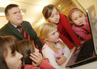 (C) fotodienst/Anna Rauchenberger - Wien 13.12.2006  - Partnerschaft der Wiener Kinderfreunde mit Microsoft Österreich: Der Umgang mit PC und Internet wird sicher und 'kinderleicht'. FOTO: Für Kindergartenkinder und 'Taferlklassler' bietet die Bildungsinitiative 'Schlaumäuse - Kinder entdecken Sprache' erste erfolgreiche Gehversuche mit dem Computer. Links hinten: Josef Broukal (Abgeordneter zum Nationalrat).