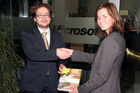 © Fotodienst/ Oskar Goldberger - EU-Fördermitteltest /Microsoft/ Preisverleihung, v.l. Mag. Günter Schneider (Microsoft Österreich), Mag. Claudia Freidl (Wissenschaftliche Mitarbeiterin / Krems Research)