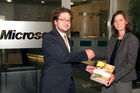 © Fotodienst/ Oskar Goldberger - EU-Fördermitteltest /Microsoft/ Preisverleihung, v.l. Mag. Günter Schneider (Microsoft Österreich), Mag. Claudia Freidl (Wissenschaftliche Mitarbeiterin / Krems Research)