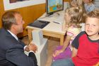 Microsoft Österreich, Stadt Linz und Universität Linz präsentieren Initiative zur Förderung der Sprachentwicklung von Kindern mit Hilfe moderner Medientechjnologie. Foto v.l.: Mag. Herbert Schweiger