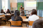 (c) fotodienst / Anna Rauchenberger - Wien, am 24.02.2011 - Am 24. Februar, dem Microsoft Aktionstag @ Safer Internet Day 2011, werden in mehreren Wiener Schulen mit knapp 1.000 Schülerinnen und Schülern Microsoft Mitarbeiter Trainings zum sicheren Umgang mit dem Internet (Sicherheit im Web, Medienkompetenz und Social Media  etc.) durchführen. Rund 10 Prozent der Mitarbeiter von Microsoft in Österreich engagieren sich bei diesen Maßnahmen. FOTO: Thomas Lutz, Microsoft, erarbeitet mit Schülern das Thema Sicherheit im Internet.