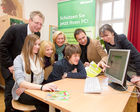 (c) fotodienst / Anna Rauchenberger - Wien, am 24.02.2011 - Am 24. Februar, dem Microsoft Aktionstag @ Safer Internet Day 2011, werden in mehreren Wiener Schulen mit knapp 1.000 Schülerinnen und Schülern Microsoft Mitarbeiter Trainings zum sicheren Umgang mit dem Internet (Sicherheit im Web, Medienkompetenz und Social Media  etc.) durchführen. Rund 10 Prozent der Mitarbeiter von Microsoft in Österreich engagieren sich bei diesen Maßnahmen. FOTO v.l.: Schülerin, Herr LSI Dr. Gröpel (LSI, Landesschulinspektor, links hinten), Mag. Dr. Ursula Huber (Bezirksschulinspektorin), FIn Dipl. Pädn. Claudia Ischepp, Stadtschulrat für Wien, Schüler, Thomas Lutz (Unternehmenssprecher Microsoft Österreich), HDn Helene Jamnig (Direktorin der Schule)