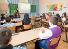 (c) fotodienst / Anna Rauchenberger - Wien, am 24.02.2011 - Am 24. Februar, dem Microsoft Aktionstag @ Safer Internet Day 2011, werden in mehreren Wiener Schulen mit knapp 1.000 Schülerinnen und Schülern Microsoft Mitarbeiter Trainings zum sicheren Umgang mit dem Internet (Sicherheit im Web, Medienkompetenz und Social Media  etc.) durchführen. Rund 10 Prozent der Mitarbeiter von Microsoft in Österreich engagieren sich bei diesen Maßnahmen. FOTO: Thomas Lutz, Microsoft, erarbeitet mit Schülern das Thema Sicherheit im Internet.