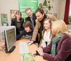 (c) fotodienst / Anna Rauchenberger - Wien, am 24.02.2011 - Am 24. Februar, dem Microsoft Aktionstag @ Safer Internet Day 2011, werden in mehreren Wiener Schulen mit knapp 1.000 Schülerinnen und Schülern Microsoft Mitarbeiter Trainings zum sicheren Umgang mit dem Internet (Sicherheit im Web, Medienkompetenz und Social Media  etc.) durchführen. Rund 10 Prozent der Mitarbeiter von Microsoft in Österreich engagieren sich bei diesen Maßnahmen. FOTO v.l.: Frau HDn Helene Jamnig (Direktorin der Schule), Schüler, Herr LSI Dr. Gröpel (LSI, Landesschulinspektor), Thomas Lutz (Unternehmenssprecher Microsoft Österreich), Schülerin, FIn Dipl. Pädn. Claudia Ischepp, Stadtschulrat für Wien.