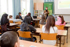 (c) fotodienst / Anna Rauchenberger - Wien, am 24.02.2011 - Am 24. Februar, dem Microsoft Aktionstag @ Safer Internet Day 2011, werden in mehreren Wiener Schulen mit knapp 1.000 Schülerinnen und Schülern Microsoft Mitarbeiter Trainings zum sicheren Umgang mit dem Internet (Sicherheit im Web, Medienkompetenz und Social Media  etc.) durchführen. Rund 10 Prozent der Mitarbeiter von Microsoft in Österreich engagieren sich bei diesen Maßnahmen. FOTO: Thomas Lutz, Microsoft, erarbeitet mit Schülern das Thema Sicherheit im Internet.