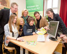 (c) fotodienst / Anna Rauchenberger - Wien, am 24.02.2011 - Am 24. Februar, dem Microsoft Aktionstag @ Safer Internet Day 2011, werden in mehreren Wiener Schulen mit knapp 1.000 Schülerinnen und Schülern Microsoft Mitarbeiter Trainings zum sicheren Umgang mit dem Internet (Sicherheit im Web, Medienkompetenz und Social Media  etc.) durchführen. Rund 10 Prozent der Mitarbeiter von Microsoft in Österreich engagieren sich bei diesen Maßnahmen. FOTO v.l.: Schülerin, Herr LSI Dr. Gröpel (LSI, Landesschulinspektor, links hinten), Mag. Dr. Ursula Huber (Bezirksschulinspektorin), FIn Dipl. Pädn. Claudia Ischepp, Stadtschulrat für Wien, Schüler, Thomas Lutz (Unternehmenssprecher Microsoft Österreich), HDn Helene Jamnig (Direktorin der Schule)