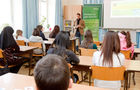 (c) fotodienst / Anna Rauchenberger - Wien, am 24.02.2011 - Am 24. Februar, dem Microsoft Aktionstag @ Safer Internet Day 2011, werden in mehreren Wiener Schulen mit knapp 1.000 Schülerinnen und Schülern Microsoft Mitarbeiter Trainings zum sicheren Umgang mit dem Internet (Sicherheit im Web, Medienkompetenz und Social Media  etc.) durchführen. Rund 10 Prozent der Mitarbeiter von Microsoft in Österreich engagieren sich bei diesen Maßnahmen. FOTO: Thomas Lutz, Microsoft, erarbeitet mit Schülern das Thema Sicherheit im Internet.