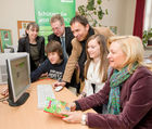 (c) fotodienst / Anna Rauchenberger - Wien, am 24.02.2011 - Am 24. Februar, dem Microsoft Aktionstag @ Safer Internet Day 2011, werden in mehreren Wiener Schulen mit knapp 1.000 Schülerinnen und Schülern Microsoft Mitarbeiter Trainings zum sicheren Umgang mit dem Internet (Sicherheit im Web, Medienkompetenz und Social Media  etc.) durchführen. Rund 10 Prozent der Mitarbeiter von Microsoft in Österreich engagieren sich bei diesen Maßnahmen. FOTO v.l.: Frau HDn Helene Jamnig (Direktorin der Schule), Schüler, Herr LSI Dr. Gröpel (LSI, Landesschulinspektor), Thomas Lutz (Unternehmenssprecher Microsoft Österreich), Schülerin, FIn Dipl. Pädn. Claudia Ischepp, Stadtschulrat für Wien.