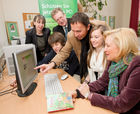 (c) fotodienst / Anna Rauchenberger - Wien, am 24.02.2011 - Am 24. Februar, dem Microsoft Aktionstag @ Safer Internet Day 2011, werden in mehreren Wiener Schulen mit knapp 1.000 Schülerinnen und Schülern Microsoft Mitarbeiter Trainings zum sicheren Umgang mit dem Internet (Sicherheit im Web, Medienkompetenz und Social Media  etc.) durchführen. Rund 10 Prozent der Mitarbeiter von Microsoft in Österreich engagieren sich bei diesen Maßnahmen. FOTO v.l.: Frau HDn Helene Jamnig (Direktorin der Schule), Schüler, Herr LSI Dr. Gröpel (LSI, Landesschulinspektor), Thomas Lutz (Unternehmenssprecher Microsoft Österreich), Schülerin, FIn Dipl. Pädn. Claudia Ischepp, Stadtschulrat für Wien.