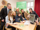 (c) fotodienst / Anna Rauchenberger - Wien, am 24.02.2011 - Am 24. Februar, dem Microsoft Aktionstag @ Safer Internet Day 2011, werden in mehreren Wiener Schulen mit knapp 1.000 Schülerinnen und Schülern Microsoft Mitarbeiter Trainings zum sicheren Umgang mit dem Internet (Sicherheit im Web, Medienkompetenz und Social Media  etc.) durchführen. Rund 10 Prozent der Mitarbeiter von Microsoft in Österreich engagieren sich bei diesen Maßnahmen. FOTO v.l.: Schülerin, Herr LSI Dr. Gröpel (LSI, Landesschulinspektor, links hinten), Mag. Dr. Ursula Huber (Bezirksschulinspektorin), FIn Dipl. Pädn. Claudia Ischepp, Stadtschulrat für Wien, Schüler, Thomas Lutz (Unternehmenssprecher Microsoft Österreich), HDn Helene Jamnig (Direktorin der Schule)