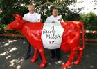 (C) fotodienst/Anna Rauchenberger - Wien 18.07.2006 - IG Milch: Mit der neuen Marke 'A faire Milch' verdienen Bauern statt 30 Cent pro Liter um 10 Cent/Liter mehr. FOTO: Die Biobauern Ewald Grünzweil (Geschäftsführender Obmann der IG Milch) und Beirat Ernst Halbmayr mit Kuh 