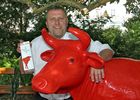 (C) fotodienst/Anna Rauchenberger - Wien 18.07.2006 - IG Milch: Mit der neuen Marke 'A faire Milch' verdienen Bauern statt 30 Cent pro Liter um 10 Cent/Liter mehr. FOTO: Ewald Grünzweil (Geschäftsführender Obmann der IG Milch) mit Kuh 