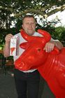 (C) fotodienst/Anna Rauchenberger - Wien 18.07.2006 - IG Milch: Mit der neuen Marke 'A faire Milch' verdienen Bauern statt 30 Cent pro Liter um 10 Cent/Liter mehr. FOTO: Ewald Grünzweil (Geschäftsführender Obmann der IG Milch) mit Kuh 