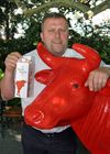 (C) fotodienst/Anna Rauchenberger - Wien 18.07.2006 - IG Milch: Mit der neuen Marke 'A faire Milch' verdienen Bauern statt 30 Cent pro Liter um 10 Cent/Liter mehr. FOTO: Ewald Grünzweil (Geschäftsführender Obmann der IG Milch) mit Kuh 