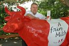 (C) fotodienst/Anna Rauchenberger - Wien 18.07.2006 - IG Milch: Mit der neuen Marke 'A faire Milch' verdienen Bauern statt 30 Cent pro Liter um 10 Cent/Liter mehr. FOTO: Ewald Grünzweil (Geschäftsführender Obmann der IG Milch) mit Kuh 