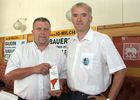 (C) fotodienst/Anna Rauchenberger - Wien 18.07.2006 - IG Milch: Mit der neuen Marke 'A faire Milch' verdienen Bauern statt 30 Cent pro Liter um 10 Cent/Liter mehr. FOTO v.l.: Die Biobauern Ewald Grünzweil (Geschäftsführender Obmann der IG Milch) und Beirat Ernst Halbmayr.