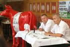 (C) fotodienst/Anna Rauchenberger - Wien 18.07.2006 - IG Milch: Mit der neuen Marke 'A faire Milch' verdienen Bauern statt 30 Cent pro Liter um 10 Cent/Liter mehr. FOTO v.l.: Die Biobauern Ewald Grünzweil (Geschäftsführender Obmann der IG Milch) und Beirat Ernst Halbmayr mit Kuh 