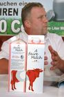 (C) fotodienst/Anna Rauchenberger - Wien 18.07.2006 - IG Milch: Mit der neuen Marke 'A faire Milch' verdienen Bauern statt 30 Cent pro Liter um 10 Cent/Liter mehr. FOTO: Ewald Grünzweil (Geschäftsführender Obmann der IG Milch).