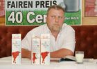 (C) fotodienst/Anna Rauchenberger - Wien 18.07.2006 - IG Milch: Mit der neuen Marke 'A faire Milch' verdienen Bauern statt 30 Cent pro Liter um 10 Cent/Liter mehr. FOTO: Ewald Grünzweil (Geschäftsführender Obmann der IG Milch).