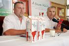 (C) fotodienst/Anna Rauchenberger - Wien 18.07.2006 - IG Milch: Mit der neuen Marke 'A faire Milch' verdienen Bauern statt 30 Cent pro Liter um 10 Cent/Liter mehr. FOTO v.l.: Die Biobauern Ewald Grünzweil (Geschäftsführender Obmann der IG Milch) und Beirat Ernst Halbmayr.