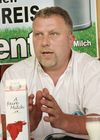 (C) fotodienst/Anna Rauchenberger - Wien 18.07.2006 - IG Milch: Mit der neuen Marke 'A faire Milch' verdienen Bauern statt 30 Cent pro Liter um 10 Cent/Liter mehr. FOTO: Ewald Grünzweil (Geschäftsführender Obmann der IG Milch).